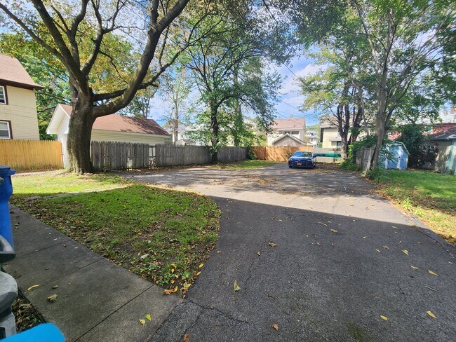 Building Photo - 676 Parsells Ave