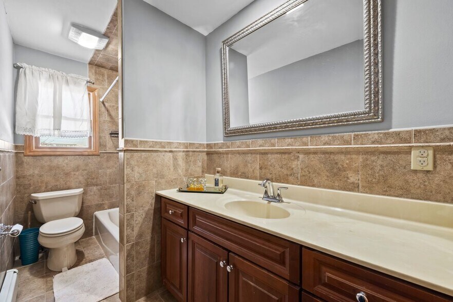 Building Photo - 391 Taylor Ave