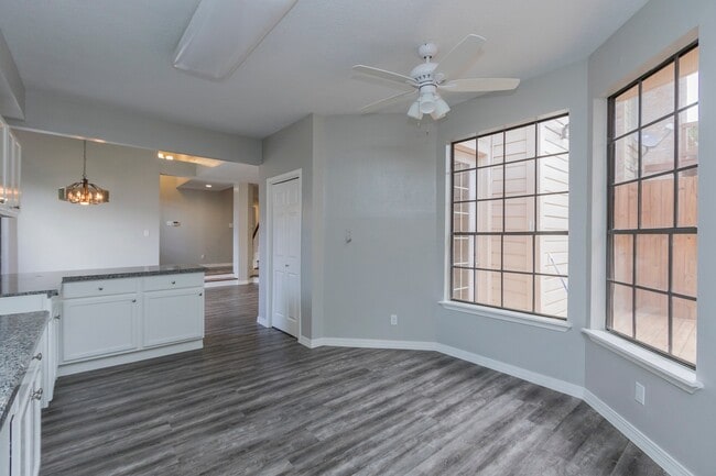 Building Photo - Huge breathtaking home!! Gated comunity with private lakes!