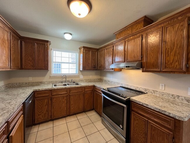 Building Photo - BRICK HOME QUICK COMMUTE TO CROSSTOWN SOUTH