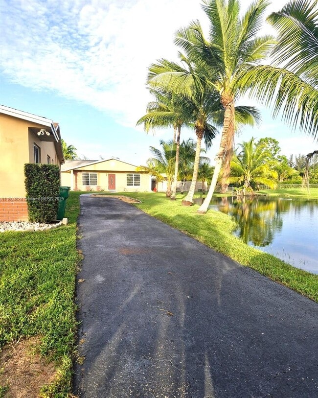 Building Photo - 4725 SW 109th Terrace