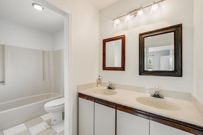 Building Photo - 2-Bedroom, 2-Bathroom Condo with Stunning Downtown Views