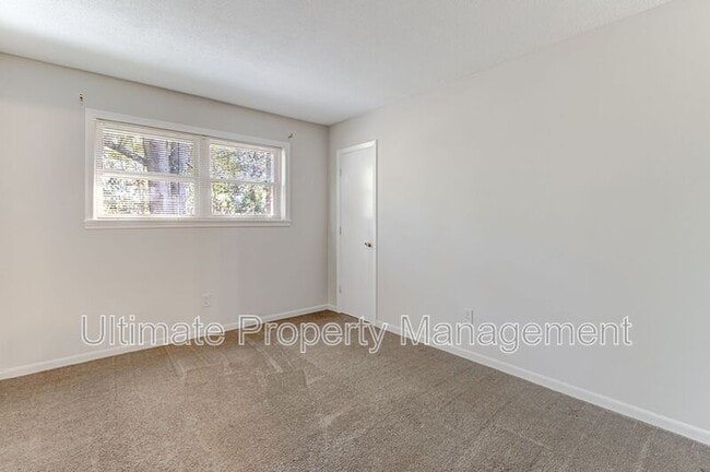 Building Photo - 402 Kingston Rd