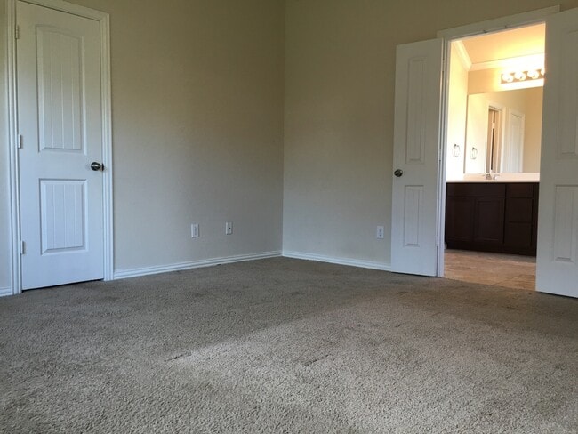 Building Photo - Great Open Floor Plan in Buda