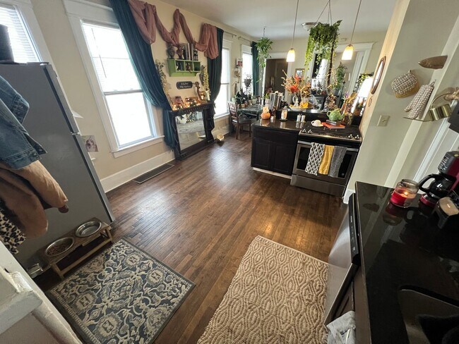 Building Photo - 506-08 E. Locust St.