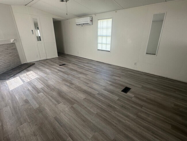 Primary Photo - 2 bed, 1 bath Mobile Home - Available Now ...