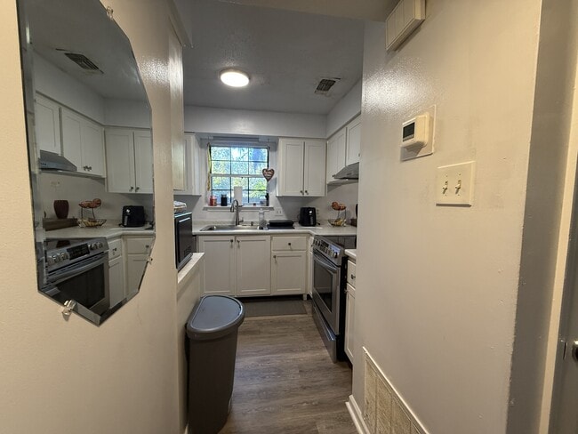 Building Photo - 151 Holland Park Cir