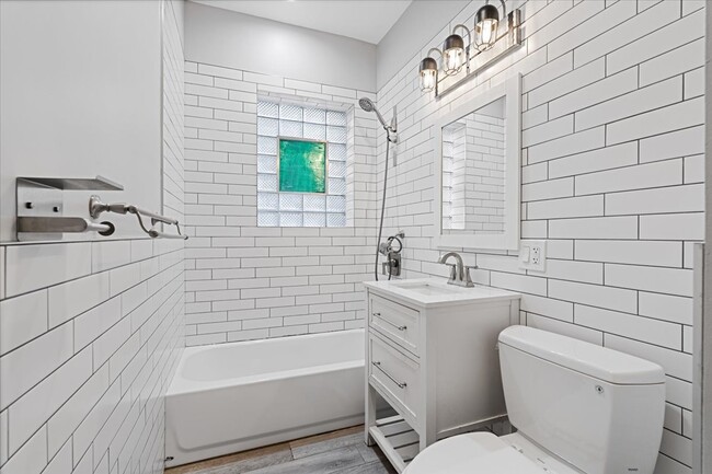 Building Photo - 6553 N Greenview Ave