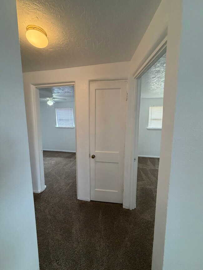 Building Photo - 2842 Solano Dr NE