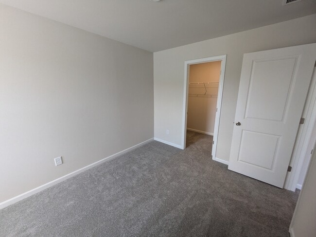 Building Photo - 831 Powder Br Dr