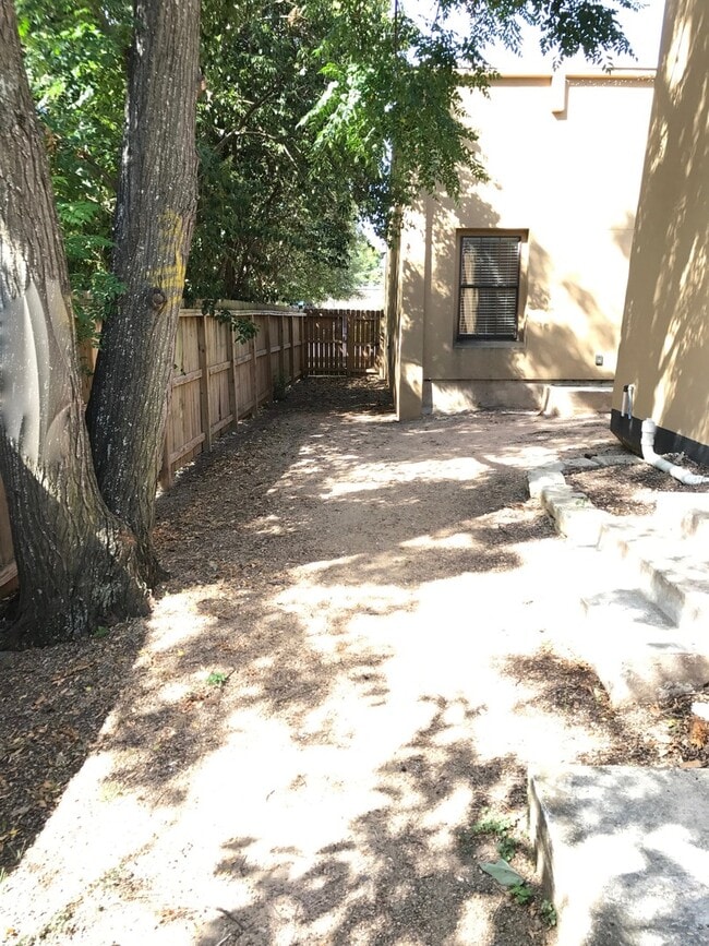 Building Photo - Walk to campus! Walk downtown! Fenced yard! Flat Rate Utilities!