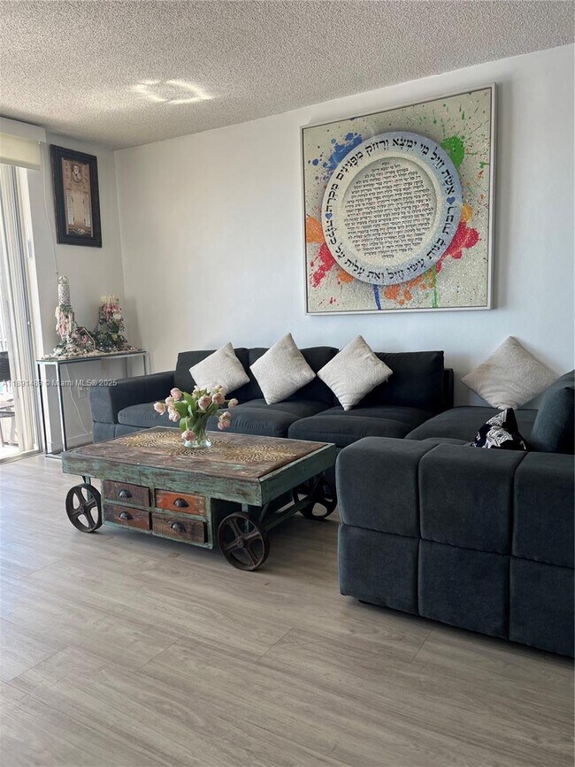 Building Photo - 2910 Point E Dr