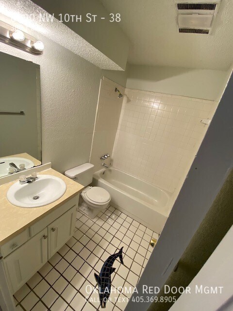 Building Photo - 3 bedroom 1.5 bathroom