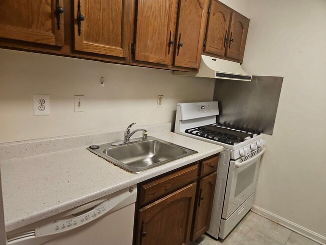 Building Photo - Bright and Cozy 1 Bed 1 Bath Condo In With Balcony In Vibrant Burke Cove