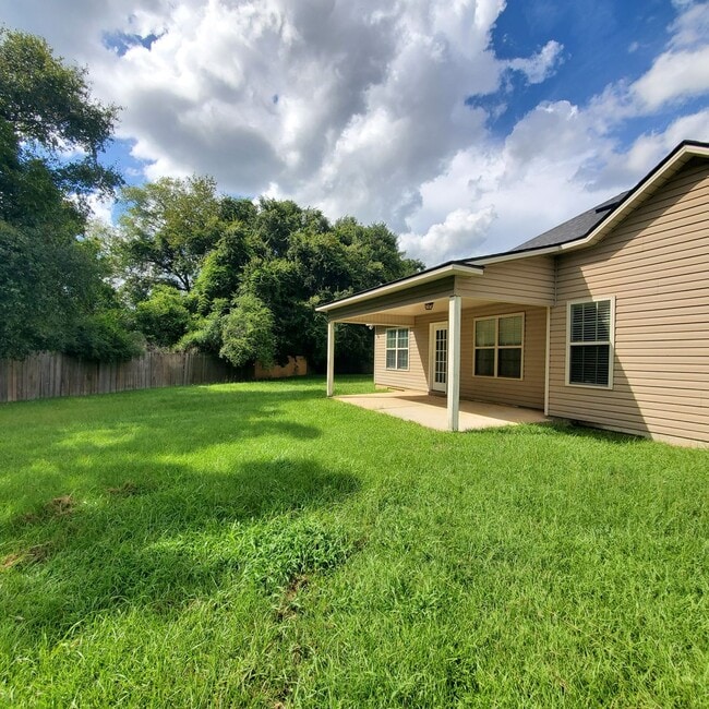Building Photo - 3BR/2BA Just Minutes from MAFB!