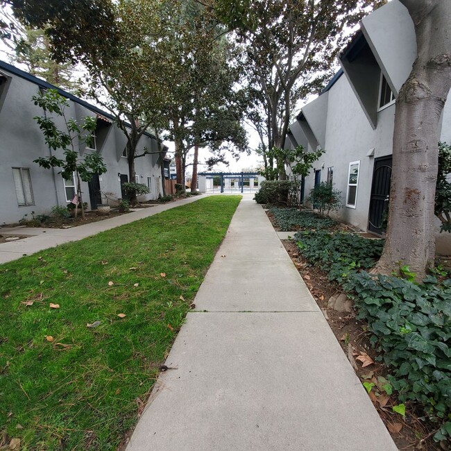 Building Photo - Remodeled 2bd/1ba 2 Story Condo Near Heart...