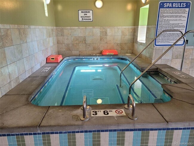 Building Photo - (55+) Newly Renovated 2br Condo in the Hea...