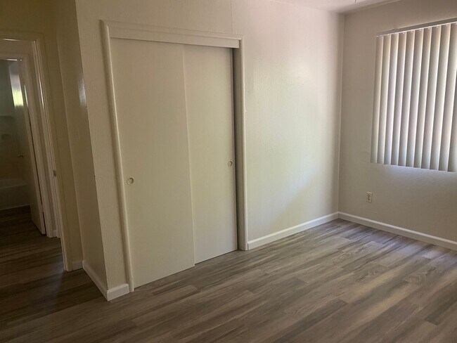 Building Photo - Large floorplan