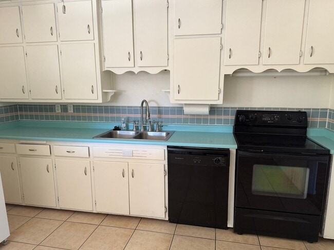 Building Photo - Nice 2 Br, 1 Bath house with the major app...