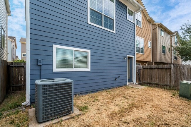 Building Photo - 3210 Clearview Cir