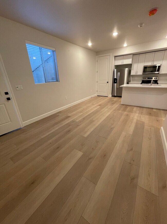 Building Photo - Italian Villages | 1-Bedroom, 1-Bath Basement (End Unit)