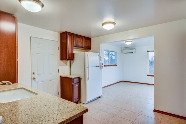 Building Photo - 4 Bed 2 bath Home in the Heart of Oak Harbor