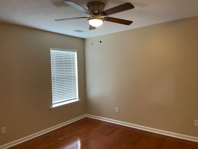 Building Photo - 1247 Carriage Dr
