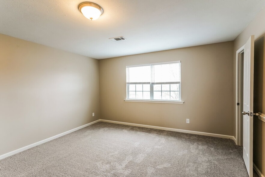 Building Photo - 221 Quiet Ln