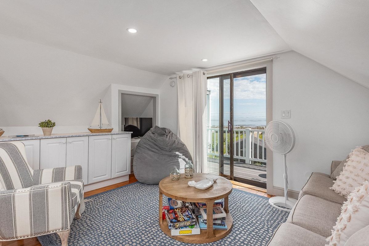 Building Photo - 1497 Ocean, Unit #1 Carriage House