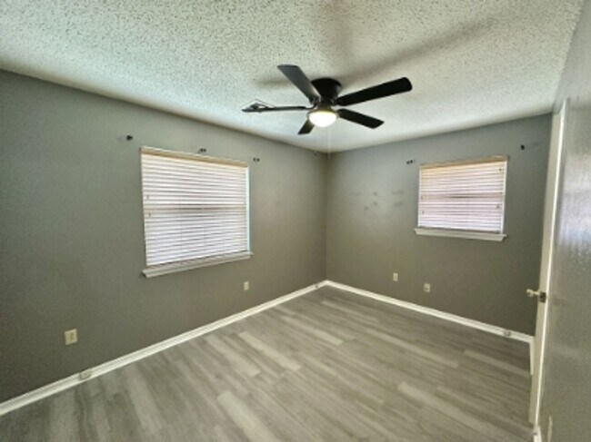 Building Photo - 4 bedroom