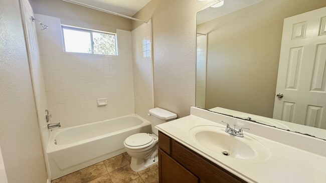 Building Photo - Charming 3-Bedroom Home Just Minutes from ...