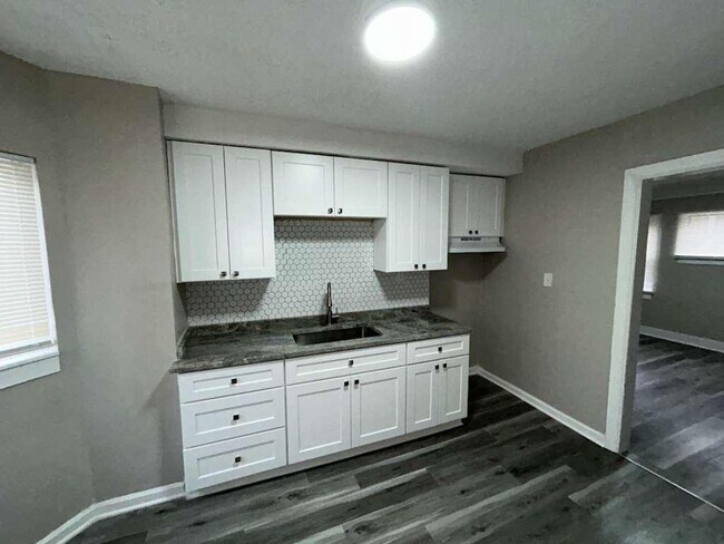 Building Photo - Freshly Renovated 3 Bedroom Bungalow