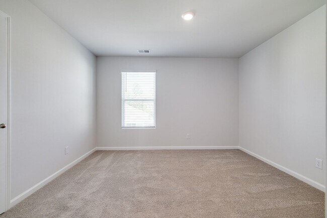 Building Photo - Spacious 4-Bedroom Home in Sought-After Lo...