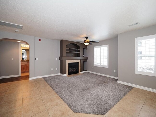Building Photo - Beautiful Daybreak Condo