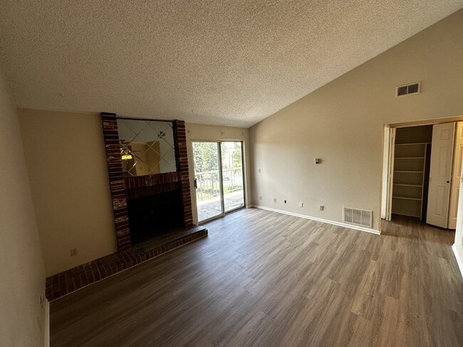 AVAILABLE NOW! Charming Chestnut Condo! - AVAILABLE NOW!  Charming Chestnut Condo!