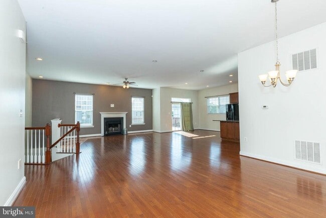 Primary Photo - 15 Flag Ct