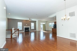 Building Photo - 15 Flag Ct