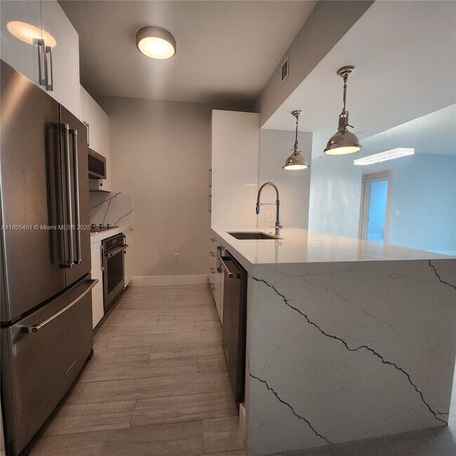 Building Photo - 950 Brickell Bay Dr