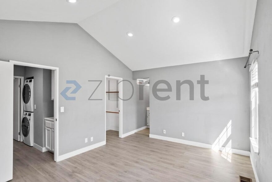 Building Photo - Unit