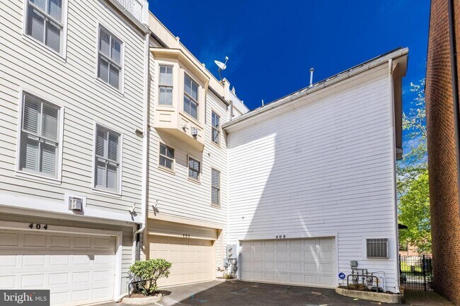 Building Photo - 402 Oronoco St
