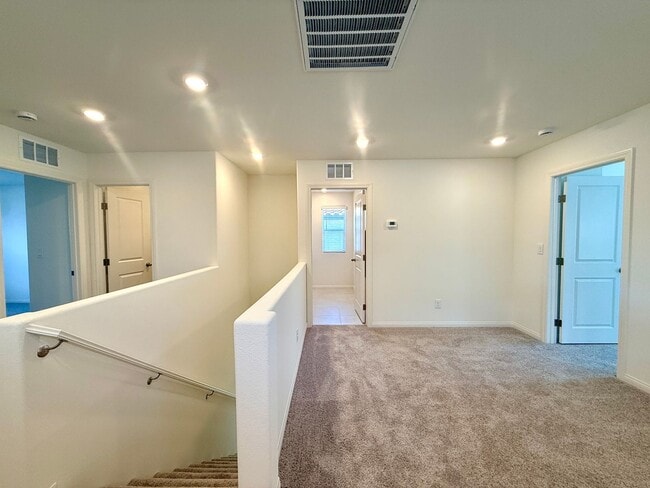 Building Photo - Modern 3BR Home - Prime Location