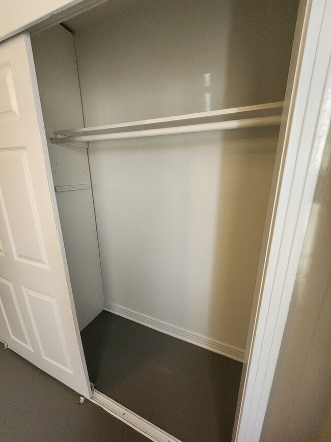 Building Photo - 3 bed 2 bath 1 car garage