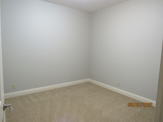 Building Photo - 4 bedroom duplex in Camdenton