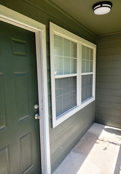 Cozy Front Porch with Lighting - 1714 N Avenue H