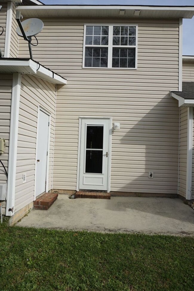 Building Photo - 2 Bedroom 2.5 Bathroom Townhome located in Marsh Oaks