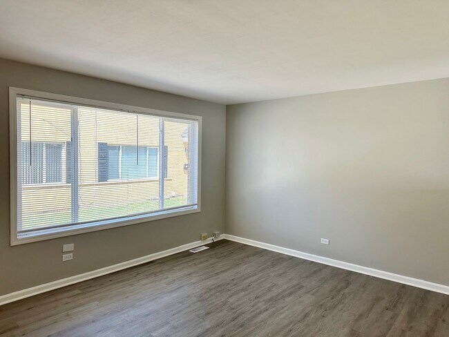 Building Photo - 1721 E Roosevelt Rd