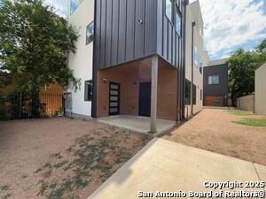 Building Photo - 2615 S Flores St