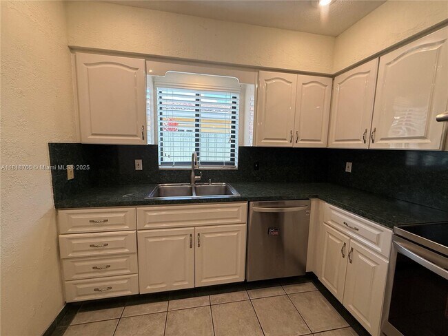 Building Photo - 1721 NE 48th Ct