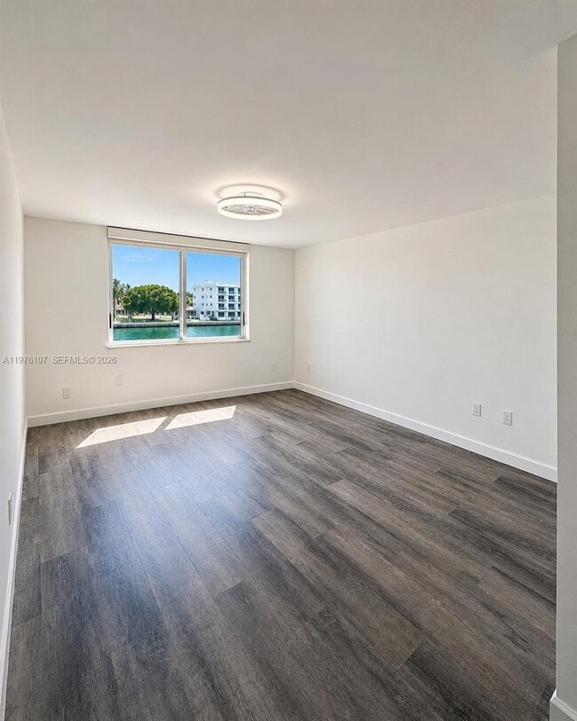 Building Photo - 4000 NE 170th St