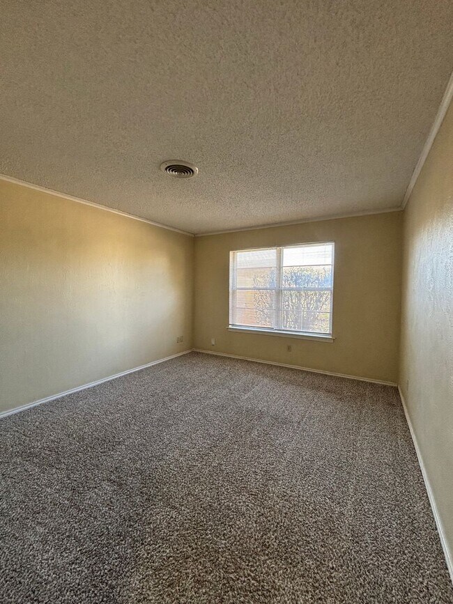 Building Photo - 6008-6010 Shelton St